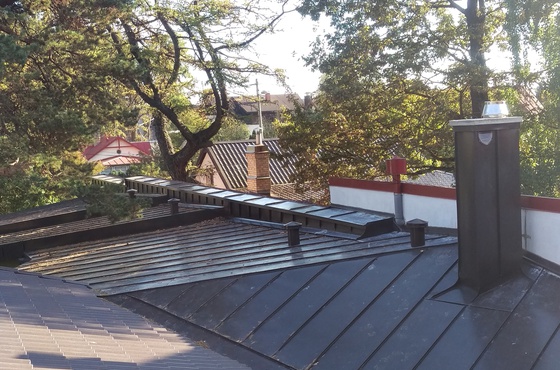 Roof with 3 levels with ventilater ridge